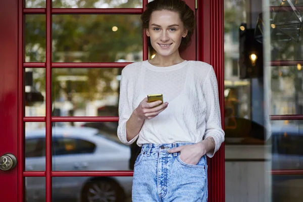Porträt Von Stilvollen Hipster Mädchen Lächelt Die Kamera Während Die — Stockfoto