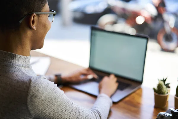 一个人 后视图 美国黑人 黑色模型 Coworking 咖啡馆内部 笔记本电脑 互联网 使用技术 写电子邮件 — 图库照片