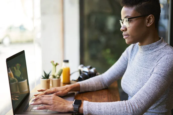 Çekici Afro Amerikan Kadın Girişimci Hizmetleri Web Sayfasını Dizüstü Bilgisayar — Stok fotoğraf