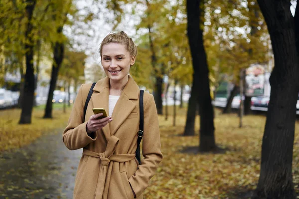 Halblanges Porträt Einer Lächelnden Gut Aussehenden Frau Die Ihr Smartphone — Stockfoto
