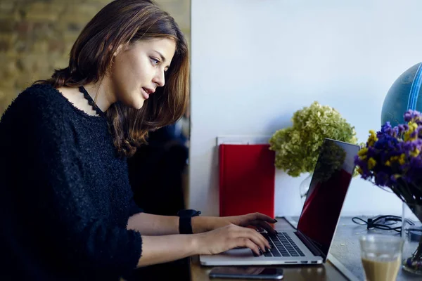 Skoncentrowane Utalentowanych Freelancer Pisanie Wiadomości Mail Pracy Pracując Zdalnie Komputerze — Zdjęcie stockowe