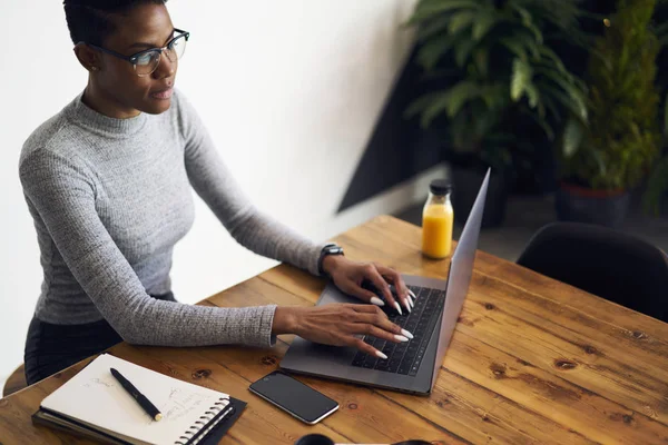 Professzionális Női Marketing Szakértő Böngészés Laptop Számítógép Afro Amerikai Kirúgnak — Stock Fotó