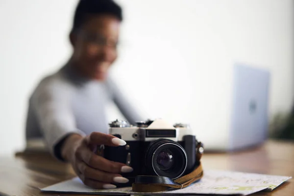 Focus Sélectif Sur Caméra Vintage Debout Sur Façade Tandis Que — Photo