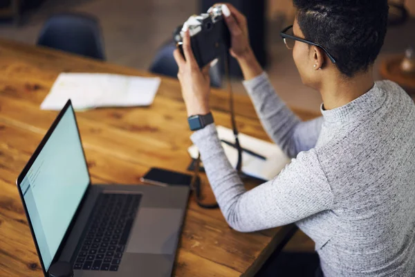 Visão Traseira Fotógrafo Mulher Afro Americano Qualificado Tirar Foto Interior — Fotografia de Stock