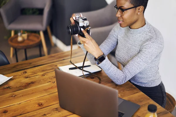 Atraente Afro Americano Fotógrafo Feminino Equipamentos Teste Sentado Estúdio Ganhar — Fotografia de Stock