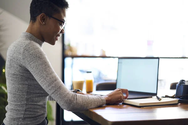 Concentrado Afro Americano Estratégia Planejamento Freelancer Trabalho Tarefa Tornando Trabalho — Fotografia de Stock