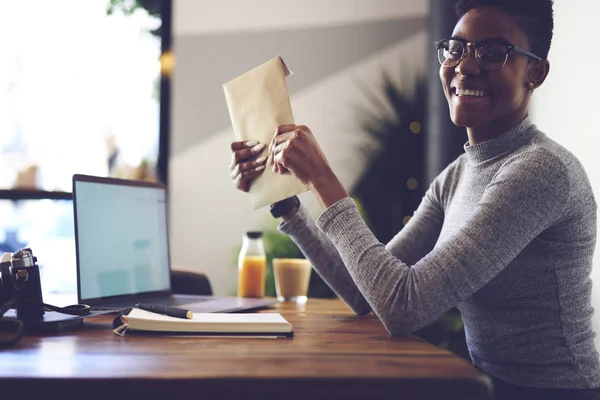 Portrait Cheerful Afro American Female Copywriter Feeling Happy Getting Papers — Stok Foto