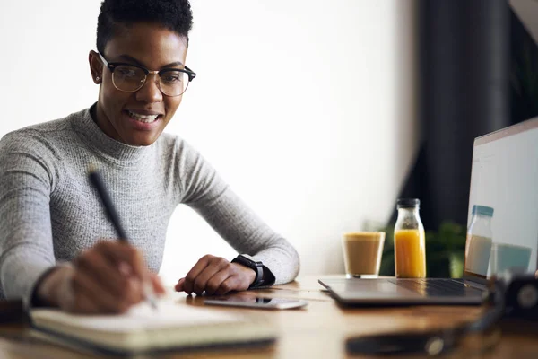 微笑诱人的美国黑人设计师制作素描在笔记本满意的为项目创建解决方案 迷人的女商人与短理发写作工作日程在个人日记中 — 图库照片