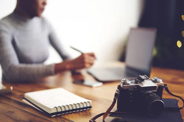 Düzenleme Fotoğraflar Dizüstü Bilgisayarda Vintage Fotoğraf Makinesi Defter Boş Sayfaları — Stok fotoğraf