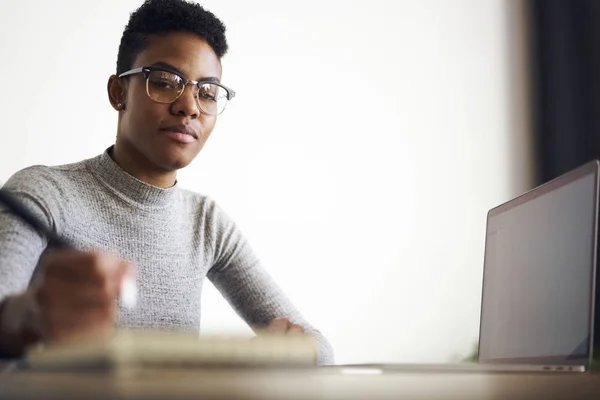 Självsäker Afro Amerikansk Kvinnlig Designer Ritning Anteckningsboken Grafik För Projektet — Stockfoto