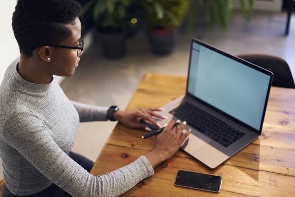 Felülnézete Afro Amerikai Üzletasszony Rövid Frizura Gépelés Laptop Számítógép Val — Stock Fotó