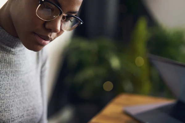 Närbild Bild Unga Afro Amerikansk Affärskvinna Eleganta Glasögon Funderar Planerar — Stockfoto