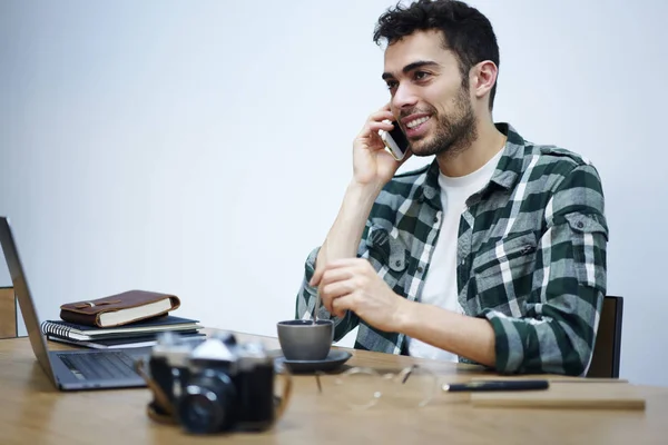 Θετική Γενειοφόρος Freelancer Επικοινωνία Τους Φίλους Σας Μέσω Κινητών Τηλεφώνων — Φωτογραφία Αρχείου