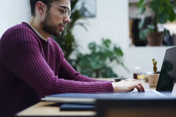 Imagen Recortada Joven Programador Gafas Oculares Charlando Con Cliente Mientras — Foto de Stock