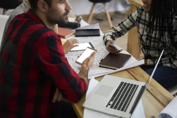 Imagen Recortada Arquitectos Creativos Masculinos Femeninos Sentados Boceto Con Teléfonos — Foto de Stock