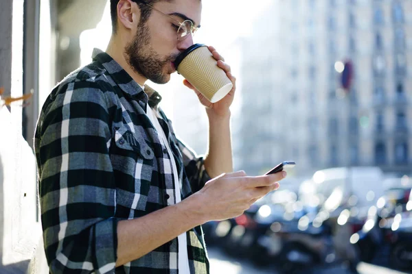 Bonito Homem Barbudo Vestido Com Roupas Elegantes Desfrutando Bebida Cafeína — Fotografia de Stock