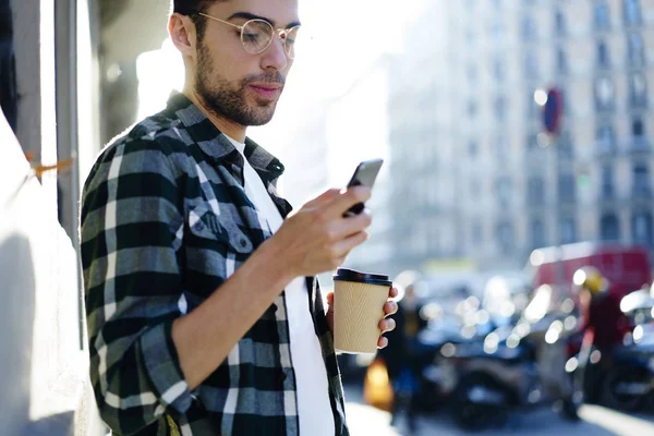 Sério Homem Bonito Óculos Cuidadosamente Assistindo Vídeo Interessante Telefone Conectado — Fotografia de Stock