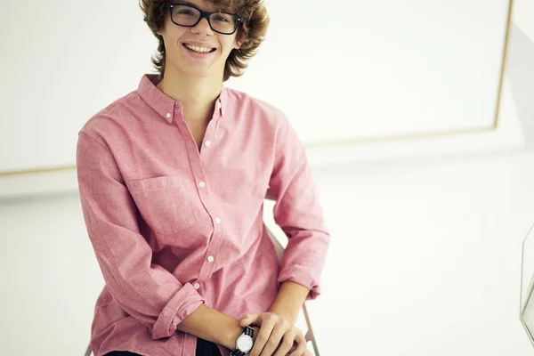 Retrato Alegre Adolescente Sexo Masculino Estudante Sorrindo Enquanto Olha Para — Fotografia de Stock
