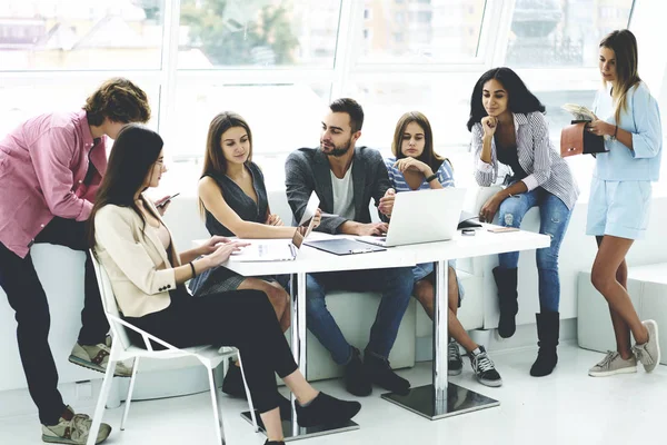 Équipage Des Étudiants Masculins Féminins Communiquant Pendant Les Cours Avec — Photo