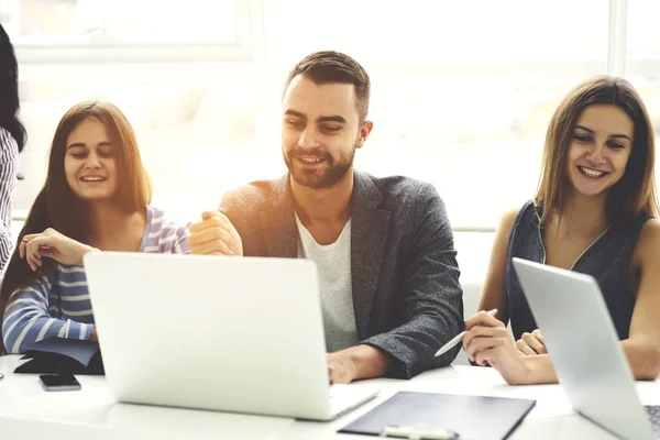 Des Étudiants Masculins Féminins Joyeux Satisfaits Coopération Préparant Projet Commun — Photo