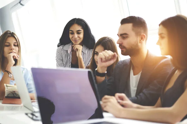 Dyktige Unge Studenter Som Samarbeider Gjøre Oppgaver Sammen Med Fagleder – stockfoto