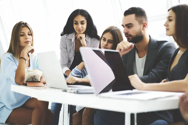 Équipe Rêve Jeunes Collègues Communiquant Lors Une Réunion Conférence Remue — Photo