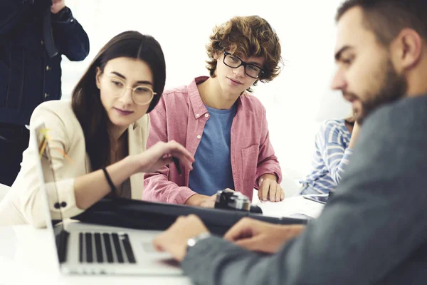 Joven Estudiante Masculino Femenino Viendo Presentación Ordenador Portátil Analizando Información — Foto de Stock