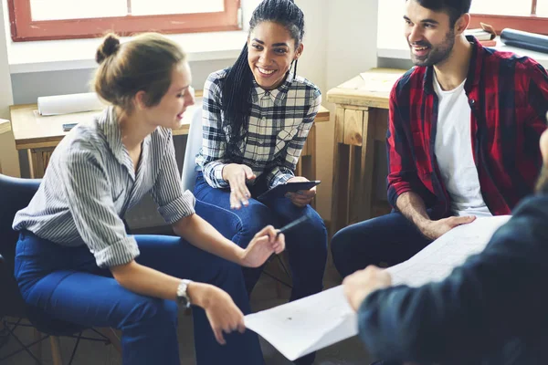 Allegro Studente Afro Americano Insieme Ragazzi Hipster Positivi Che Ridono — Foto Stock