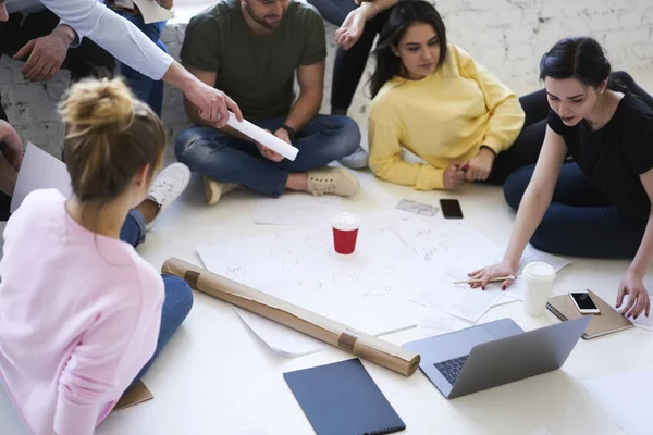 Groep Jongeren Zittend Vloer Met Projectplan Laptop Samenwerken Creatief Teamwork — Stockfoto