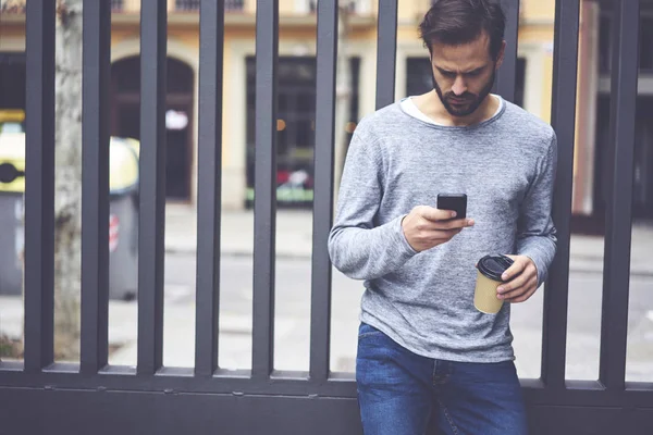 잠겨있는 Hipster 한잔과 거리에 스마트폰 수신된 Sms 메시지를 근처에 전화에 — 스톡 사진