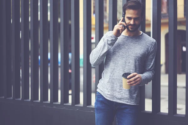 Ung Skäggig Man Pratar Mobilnät Med Vän Som Står Nära — Stockfoto