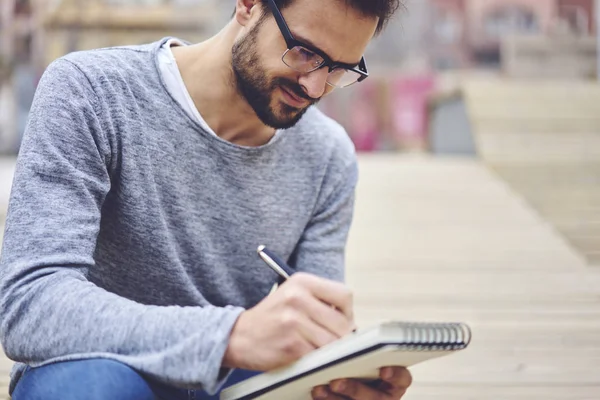 Beskuren Bild Begåvade Manliga Artist Glasögon Rita Bild Anteckningar Handsome — Stockfoto