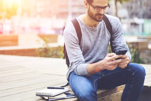 Fundersam Skäggiga Resenär Glasögon Skriva Mail Moderna Telefon Sitter Stadsmiljö — Stockfoto