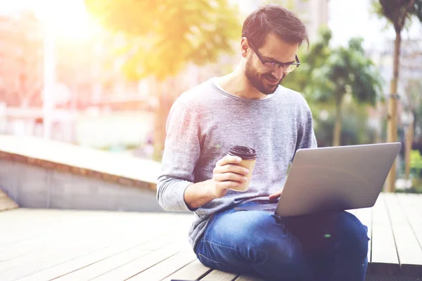 Sorrindo Hipster Cara Óculos Ópticos Assistindo Vídeos Engraçados Redes Sociais — Fotografia de Stock