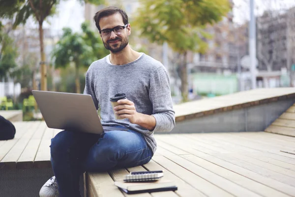 Porträtt Snygg Skäggiga Student Glasögon Som Sitter Utomhus Med Laptop — Stockfoto