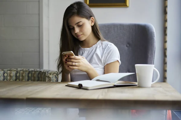 Atractiva Mujer Navegando Por Sitios Web Internet Celular Moderno Conectarse —  Fotos de Stock