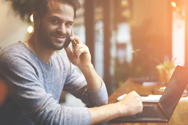 Retrato Comerciante Positivo Que Comunica Con Colega Través Teléfono Moderno — Foto de Stock