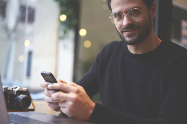 Levágott Kép Jóképű Üzletember Divatos Szemüveg Lencsék Látszó Fényképezőgép Smartphone — Stock Fotó