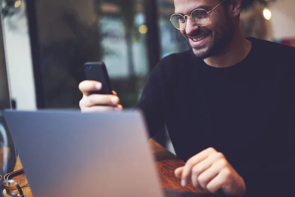 컴퓨터에서 원격으로 전화에 안경에 Hipster 미소의 이미지를 잘립니다 휴대에 긍정적인 — 스톡 사진