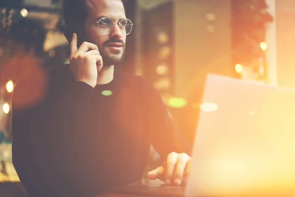 Imagen Recortada Del Gerente Masculino Gafas Ópticas Que Habla Con — Foto de Stock