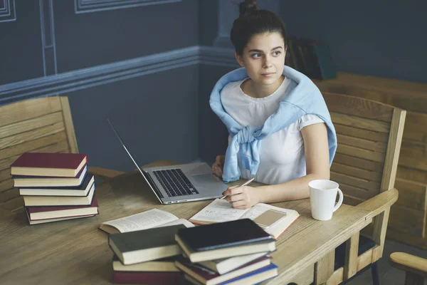Dalgın Kadın Öğrenci Uzak Dijital Macbook Bilgisayar Birçok Edebiyat Otururken — Stok fotoğraf