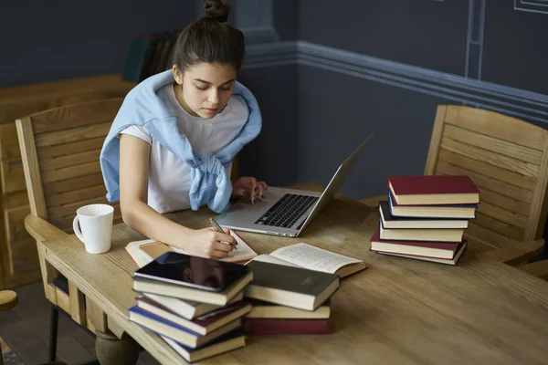 Slimme Hipster Meisje Studeren Aan Vele Boeken Voorbereiding Van Examens — Stockfoto