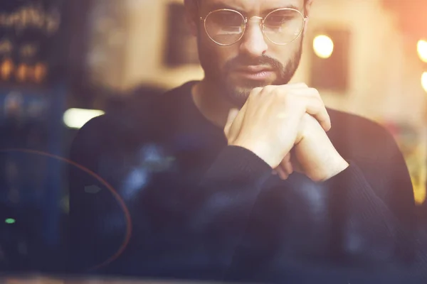 Primer Plano Meditar Comerciante Gafas Con Estilo Pensando Resolver Problema — Foto de Stock