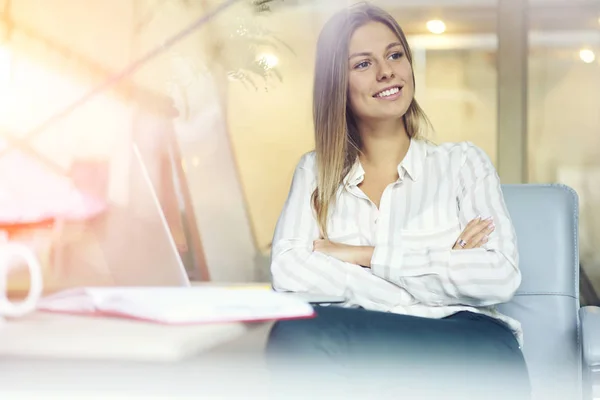 Mujer Joven Sonriente Sentada Espacio Coworking Mirando Hacia Otro Lado —  Fotos de Stock