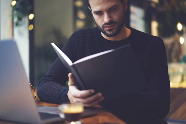 Imagen Recortada Estudiante Barbudo Inteligente Leyendo Interesante Libro Con Simulacro — Foto de Stock