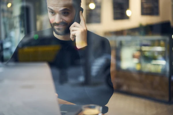 Şaşırmış Gibi Genç Sakallı Adamın Kahvehane Oturan Modern Telefonla Konuşurken — Stok fotoğraf