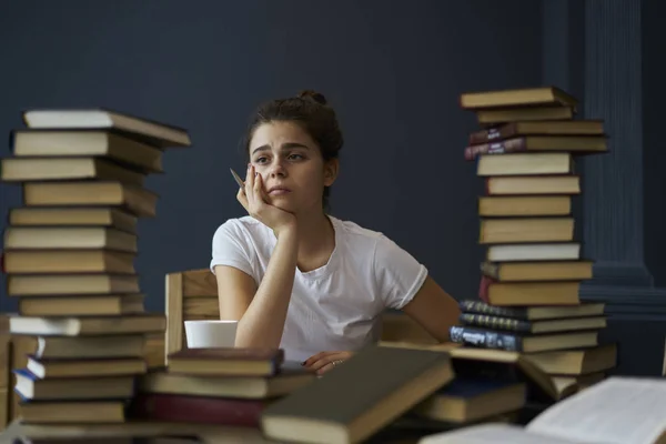 Vermoeide Student Zittend Aan Tafel Met Vele Boeken Voorbereiding Van — Stockfoto