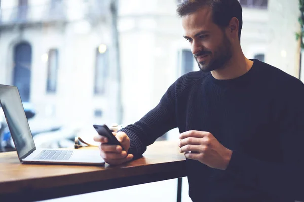 Pria Hipster Tersenyum Mengenakan Kaus Hitam Membaca Pesan Sms Lucu — Stok Foto