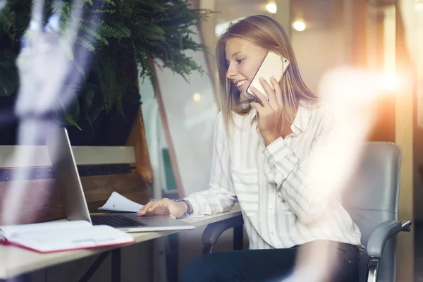 Chica Hipster Alegre Hablando Con Amigo Teléfono Inteligente Mientras Trabaja — Foto de Stock