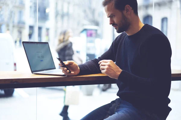 Imagen Recortada Empresario Concentrado Leyendo Mensajes Sms Preocupados Teléfono Móvil — Foto de Stock